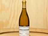 une bouteille de vin posée sur un tonneau