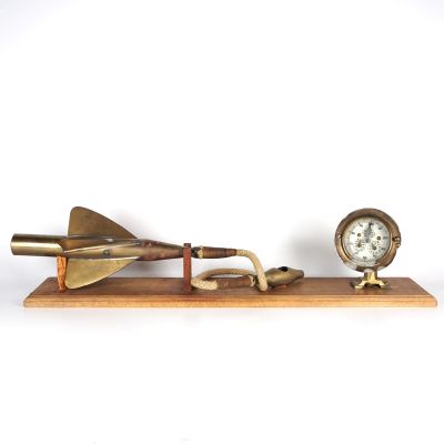 une horloge posée sur un socle en bois