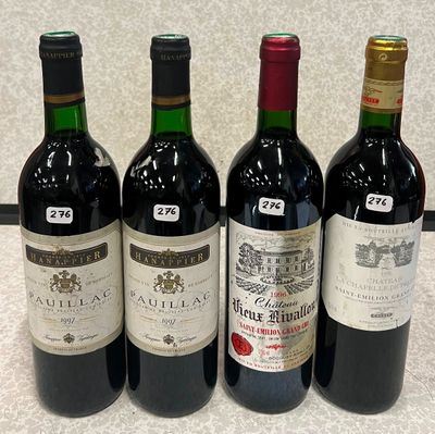 Quatre bouteilles de vin sont alignées sur un plan de travail
