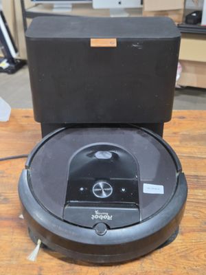 une photo d'un aspirateur robot posé sur une table en bois