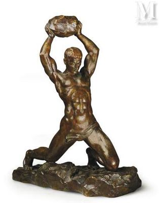 statue en bronze représentant un homme tenant un ballon de football dans ses mains