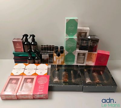 le contenu d'une box beauté est présenté sur une table