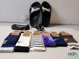 Plusieurs paires de chaussettes pour homme et de tongs sont disposées sur une table