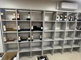 de nombreuses bouteilles de vin sur les étagères de la pièce