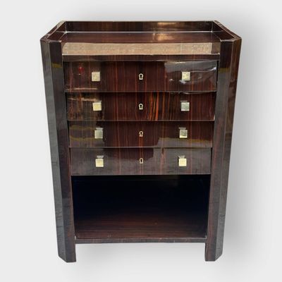 une commode en bois avec des poignées en laiton et des tiroirs