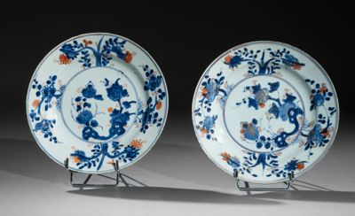 une paire d'assiettes bleues et blanches ornées de fleurs et d'oiseaux