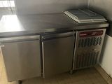 une cuisine en inox équipée d'une cuisinière et d'un lave-vaisselle