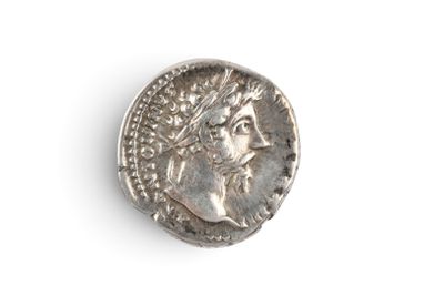 Gros plan sur une pièce d'argent portant le visage d'un homme
