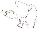 un gros plan d'un collier et d'une croix sur fond blanc