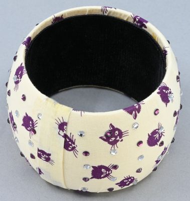 PAUL & JOE. Bracelet manchette large en tissu à motif de cha…