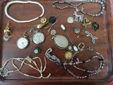 un plateau contenant plusieurs types de bijoux différents
