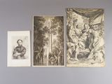 trois tableaux accrochés au mur au-dessus d'un lit dans une chambre
