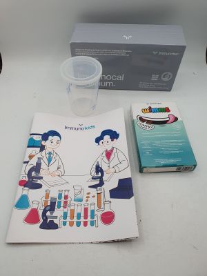 deux livres et un verre d'eau posés sur une table
