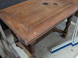 une table en bois avec un trou au milieu