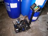 deux fûts bleus et un téléphone portable par terre