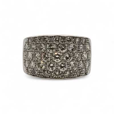 Bague en or gris (750 millièmes) pavée de diamants ronds tai…