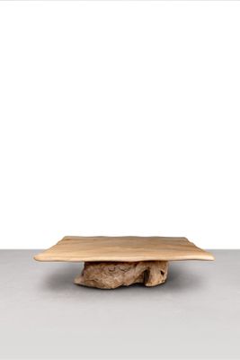 un gros plan sur un morceau de bois posé sur une table
