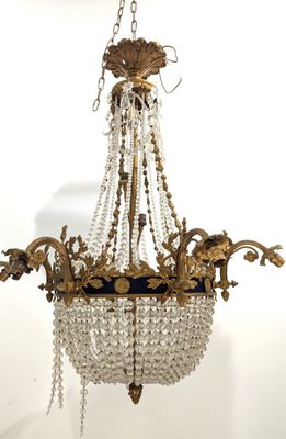 une image d'un lustre suspendu au plafond