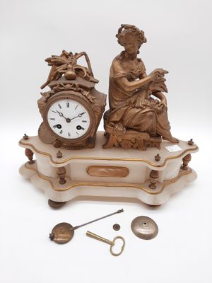 une horloge posée sur une table