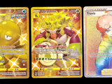 Trois cartes Pokémon différentes sont représentées les unes à côté des autres sur un fond noir.
