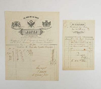 deux vieilles feuilles sur lesquelles il y a des inscriptions, posées sur une table
