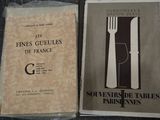 deux livres posés sur la table, avec une fourchette et un couteau