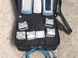 un sac noir contenant des câbles et un téléphone portable