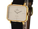 une photo d'une montre-bracelet avec un bracelet en cuir noir