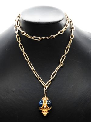 gros plan d'un collier sur un mannequin mannequin