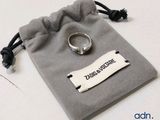 une bague qui se trouve dans un sac posé sur une table