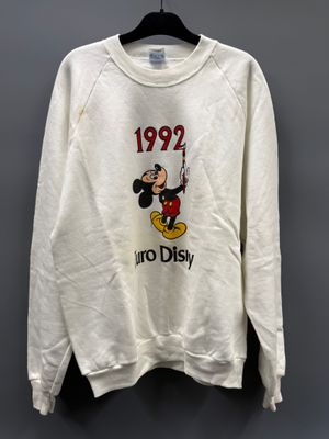 un sweat-shirt blanc orné d'un motif de Mickey Mouse