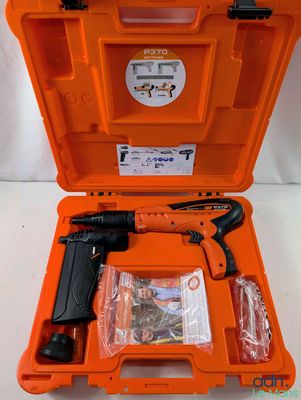 un gros plan sur une mallette à outils orange contenant des outils
