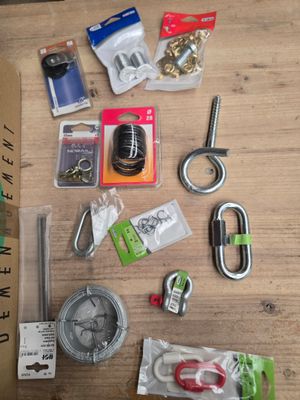 de nombreux objets posés sur une table en bois
