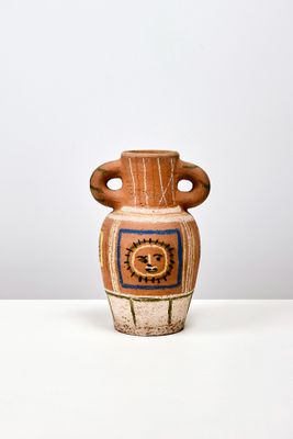 un vase marron orné d'un motif bleu et blanc
