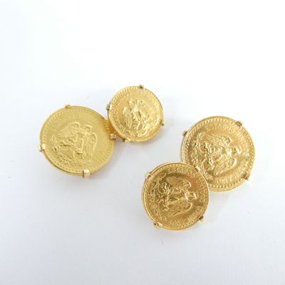 trois boutons de manchette en forme de pièces d'or sur fond blanc
