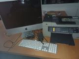 une photo d'un bureau d'ordinateur avec un clavier et un écran