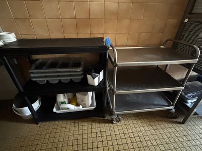 une cuisine avec une étagère sur laquelle sont posés de la vaisselle