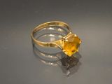 une bague en or sertie d'une citrine