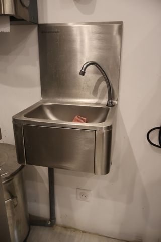 Lave main commande genou inox
