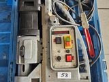 une boîte bleue contenant des outils, posée sur le sol