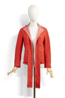une photo d'un mannequin portant un manteau rouge et une chemise blanche