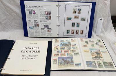 un grand nombre de livres ouverts sur une table