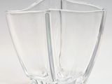 un vase en verre transparent posé sur une table