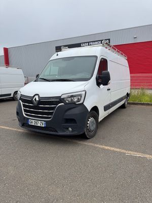 la photo d'une camionnette blanche garée sur un parking