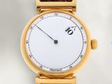 une image montrant un gros plan d'une montre-bracelet au cadran blanc