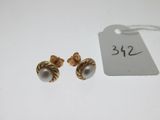 une paire de boucles d'oreilles en or avec des perles et une étiquette de prix