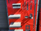un distributeur automatique rouge situé à côté d'un immeuble