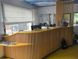 un grand comptoir en bois au milieu d'une pièce