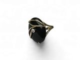 Gros plan sur une bague ornée d'une pierre noire