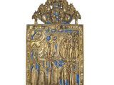 une plaque décorée, dorée et bleue, sur laquelle figure l'image d'un groupe de personnes